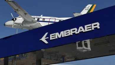 Embraer (EMBR3) ações caem após greve em fábrica, mas analistas projetam rápida resolução. Empresa tem histórico de negociações eficientes com sindicatos, minimizando impactos.
