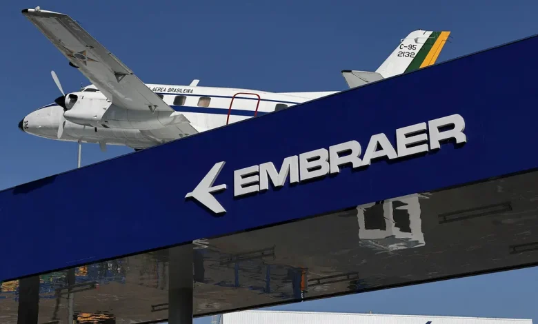 Embraer (EMBR3) ações caem após greve em fábrica, mas analistas projetam rápida resolução. Empresa tem histórico de negociações eficientes com sindicatos, minimizando impactos.