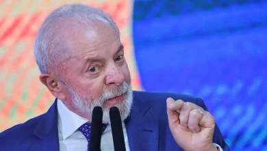 Presidente Lula celebra 95 anos do MEC, destacando a educação como pilar para o desenvolvimento brasileiro. Discurso enfatiza investimento em qualidade, igualdade de oportunidades e valorização dos professores.