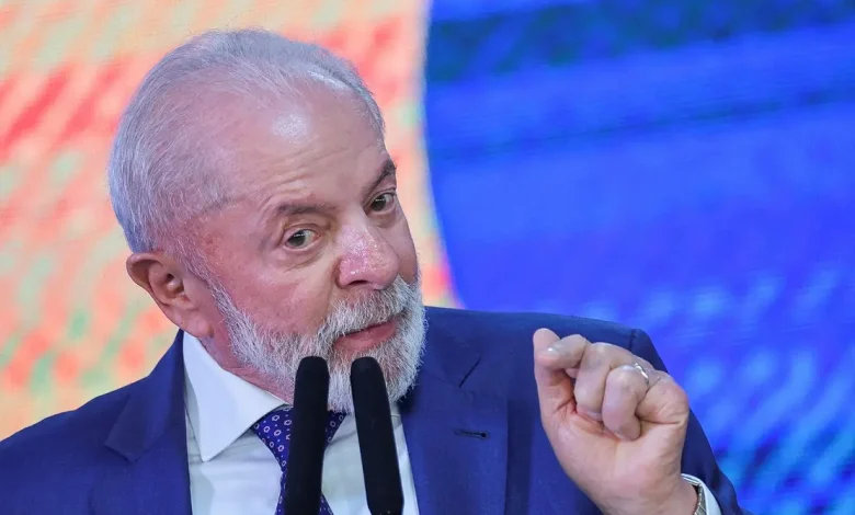 Presidente Lula celebra 95 anos do MEC, destacando a educação como pilar para o desenvolvimento brasileiro. Discurso enfatiza investimento em qualidade, igualdade de oportunidades e valorização dos professores.