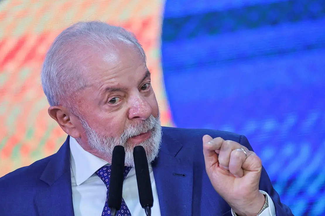 Presidente Lula celebra 95 anos do MEC, destacando a educação como pilar para o desenvolvimento brasileiro. Discurso enfatiza investimento em qualidade, igualdade de oportunidades e valorização dos professores.