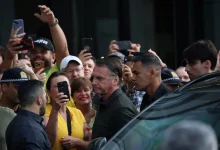 Jair Bolsonaro deixa prisão domiciliar pela primeira vez após condenação no STF. Ex-presidente se dirige a um hospital para cirurgia de pele sob escolta da Polícia Federal e Penal.