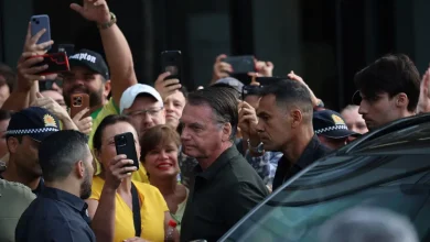 Jair Bolsonaro deixa prisão domiciliar pela primeira vez após condenação no STF. Ex-presidente se dirige a um hospital para cirurgia de pele sob escolta da Polícia Federal e Penal.