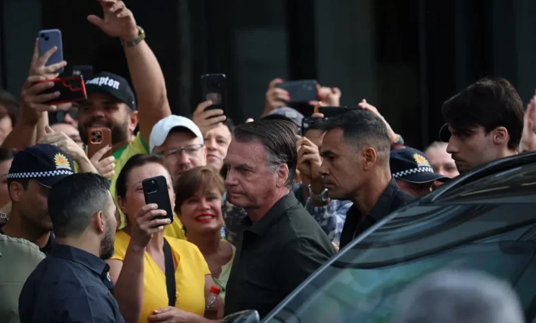 Jair Bolsonaro deixa prisão domiciliar pela primeira vez após condenação no STF. Ex-presidente se dirige a um hospital para cirurgia de pele sob escolta da Polícia Federal e Penal.