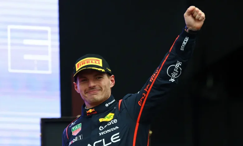 Verstappen Autoritário no GP do Azerbaijão, Drugovich no Pódio e Bortoleto Brilha na Estreia 1 Max Verstappen vence o GP do Azerbaijão com autoridade, liderando da primeira à última volta. Felipe Drugovich conquista o pódio em segundo lugar, enquanto Gabriel Bortoleto brilha na estreia em 11º.
