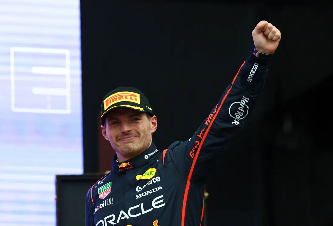 Max Verstappen vence o GP do Azerbaijão com autoridade, liderando da primeira à última volta. Felipe Drugovich conquista o pódio em segundo lugar, enquanto Gabriel Bortoleto brilha na estreia em 11º.