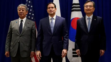 Diplomatas dos EUA, Coreia do Sul e Japão expressaram preocupação crescente com a tensão no Estreito de Taiwan. A declaração conjunta na ONU defende a paz, segurança e um futuro estável para Taiwan, condenando qualquer mudança unilateral do status quo e as reivindicações marítimas ilegais da China.