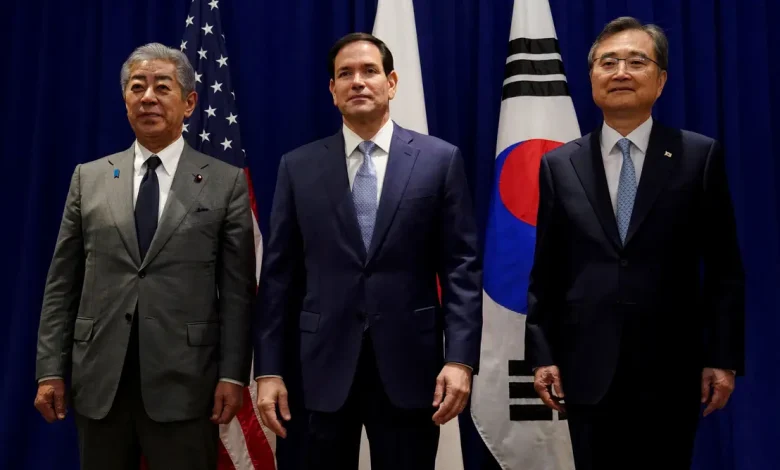 Diplomatas dos EUA, Coreia do Sul e Japão expressaram preocupação crescente com a tensão no Estreito de Taiwan. A declaração conjunta na ONU defende a paz, segurança e um futuro estável para Taiwan, condenando qualquer mudança unilateral do status quo e as reivindicações marítimas ilegais da China.