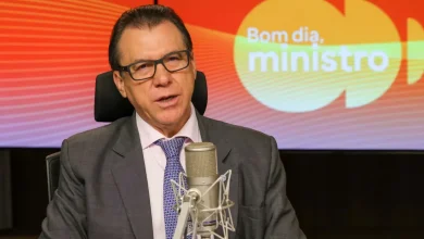 Senado rejeita PEC da Blindagem após pressão popular. Ministro do Trabalho, Luiz Marinho, destaca a importância da mobilização social para a abolição da escala 6x1 e a justiça laboral. Ele também alerta para a necessidade de atenção na aprovação do projeto de isenção do Imposto de Renda.