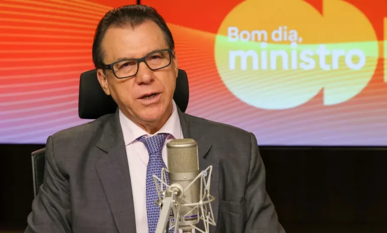 Senado rejeita PEC da Blindagem após pressão popular. Ministro do Trabalho, Luiz Marinho, destaca a importância da mobilização social para a abolição da escala 6x1 e a justiça laboral. Ele também alerta para a necessidade de atenção na aprovação do projeto de isenção do Imposto de Renda.