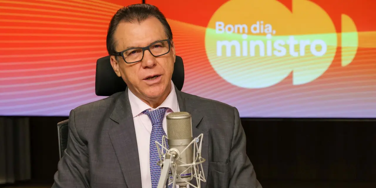 Senado Rejeita PEC da Blindagem 14 Senado rejeita PEC da Blindagem após pressão popular. Ministro do Trabalho, Luiz Marinho, destaca a importância da mobilização social para a abolição da escala 6x1 e a justiça laboral. Ele também alerta para a necessidade de atenção na aprovação do projeto de isenção do Imposto de Renda.