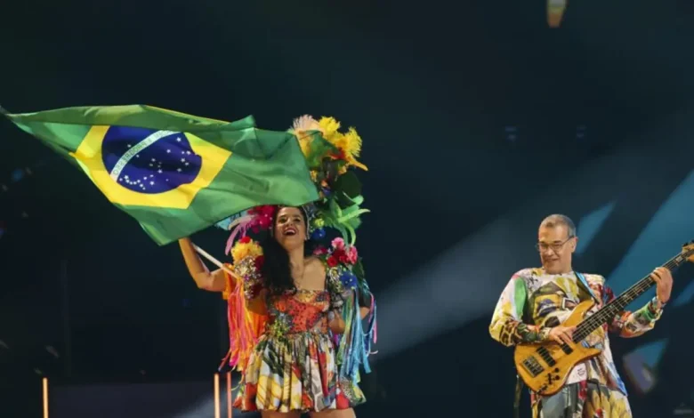 Brasil participa do Intervision, festival musical alternativo ao Eurovision, em Moscou. Tais Nader e Luciano Calazans representam o país com "Pipoca com Amor". O evento celebra "valores tradicionais" e busca se tornar uma alternativa global ao Eurovision.