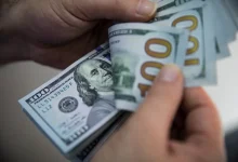 Brasil registra saldo positivo na balança comercial turística em agosto. Gastos de brasileiros no exterior sobem, enquanto estrangeiros gastam mais no país.