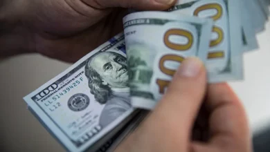 Brasil registra saldo positivo na balança comercial turística em agosto. Gastos de brasileiros no exterior sobem, enquanto estrangeiros gastam mais no país.