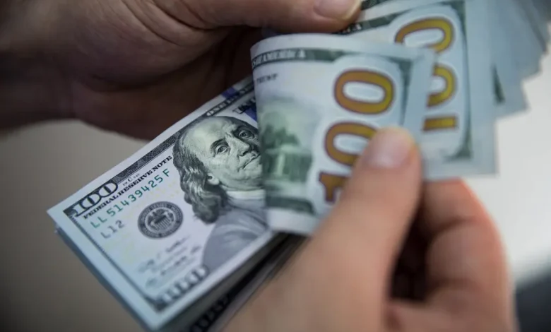 Brasil registra saldo positivo na balança comercial turística em agosto. Gastos de brasileiros no exterior sobem, enquanto estrangeiros gastam mais no país.