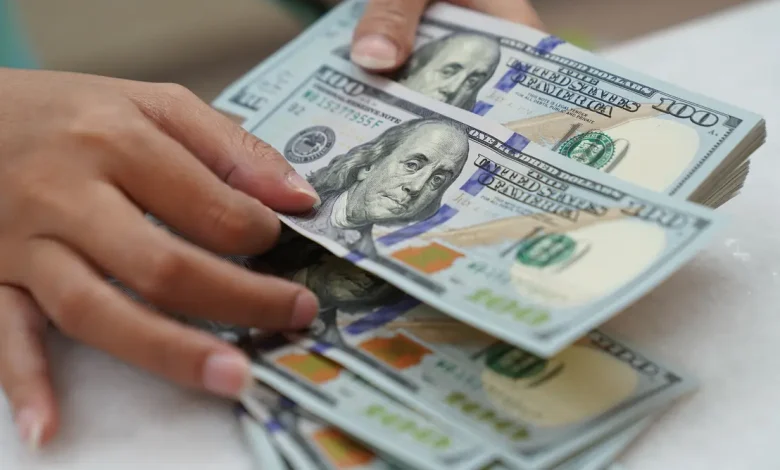 Dólar comercial teve alta leve após queda inicial, fechando em R$ 5,3019. Volatilidade impulsionada por expectativas sobre decisões de bancos centrais globais e incertezas econômicas.