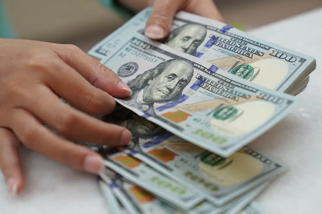 Dólar comercial teve alta leve após queda inicial, fechando em R$ 5,3019. Volatilidade impulsionada por expectativas sobre decisões de bancos centrais globais e incertezas econômicas.