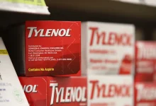 Após alegações não comprovadas do presidente Trump sobre uma possível ligação do medicamento Tylenol com o autismo, as ações da Johnson & Johnson se recuperaram, com um aumento de 6% . Falta de dados científicos diminuiu a pressão sobre a empresa.