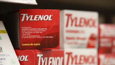 Após alegações não comprovadas do presidente Trump sobre uma possível ligação do medicamento Tylenol com o autismo, as ações da Johnson & Johnson se recuperaram, com um aumento de 6% . Falta de dados científicos diminuiu a pressão sobre a empresa.