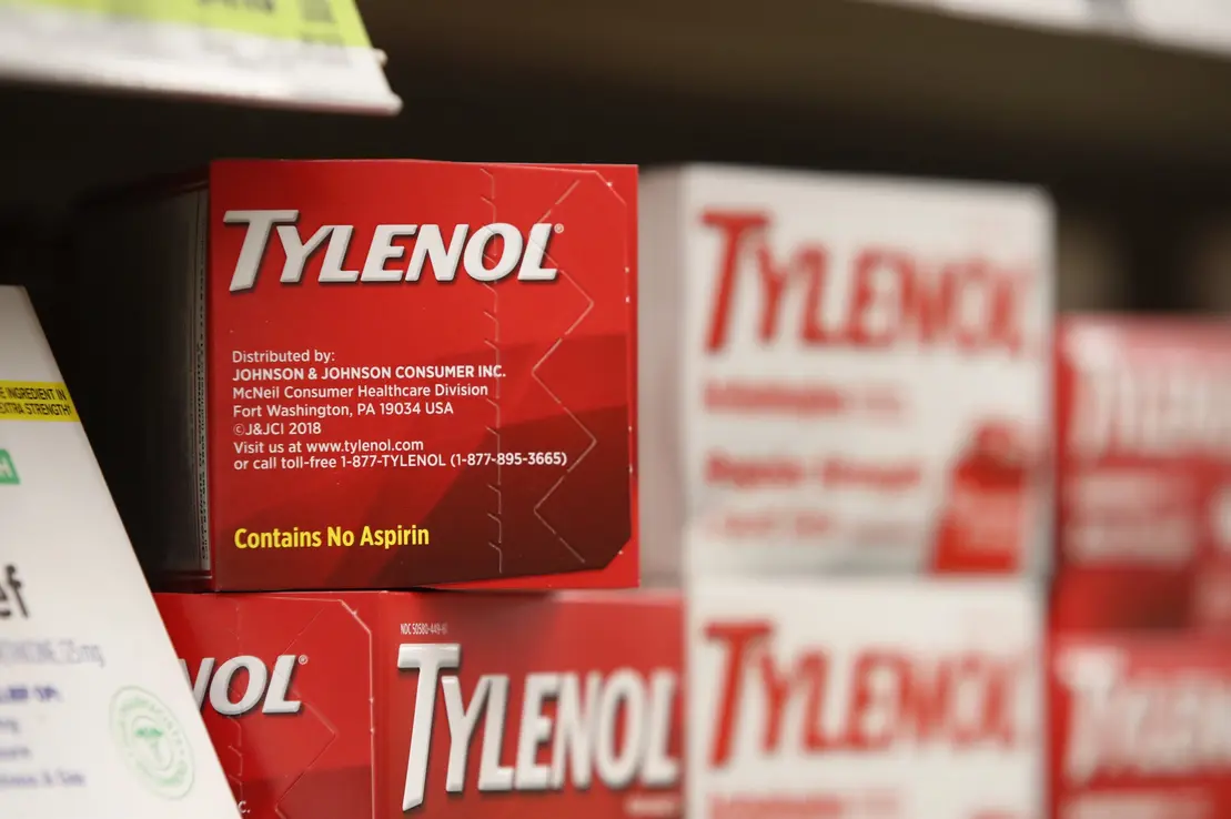 Após alegações não comprovadas do presidente Trump sobre uma possível ligação do medicamento Tylenol com o autismo, as ações da Johnson & Johnson se recuperaram, com um aumento de 6% . Falta de dados científicos diminuiu a pressão sobre a empresa.