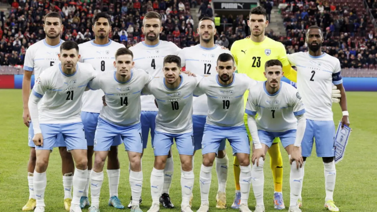 Israel enfrenta pressão para ser banido de competições europeias de futebol por acusações de genocídio. A UEFA pode votar em uma sessão de emergência, com o governo israelense buscando evitar a suspensão.