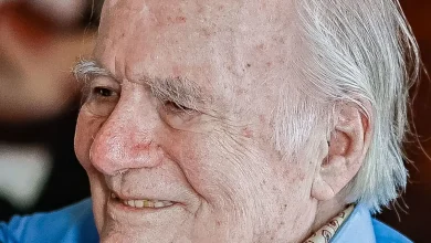 Brasil se despede de Mino Carta, jornalista icônico aos 91 anos. Fundador da Carta Capital e referência na imprensa brasileira, deixou um legado duradouro.