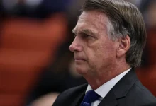 Ex-presidente Jair Bolsonaro recebeu alta após internação por vômitos, desidratação e queda de pressão. Exames revelaram dois carcinomas de células escamosas "in situ" em lesões de pele, que necessitam de acompanhamento médico.