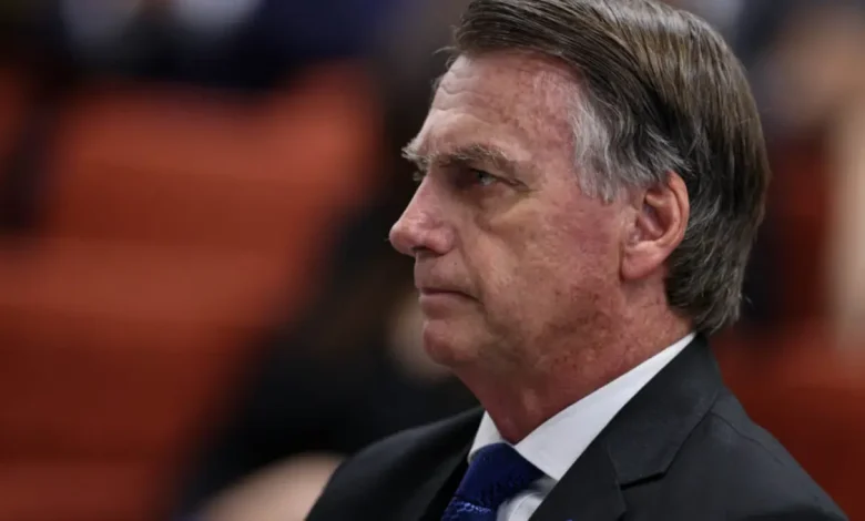 Ex-presidente Jair Bolsonaro recebeu alta após internação por vômitos, desidratação e queda de pressão. Exames revelaram dois carcinomas de células escamosas "in situ" em lesões de pele, que necessitam de acompanhamento médico.