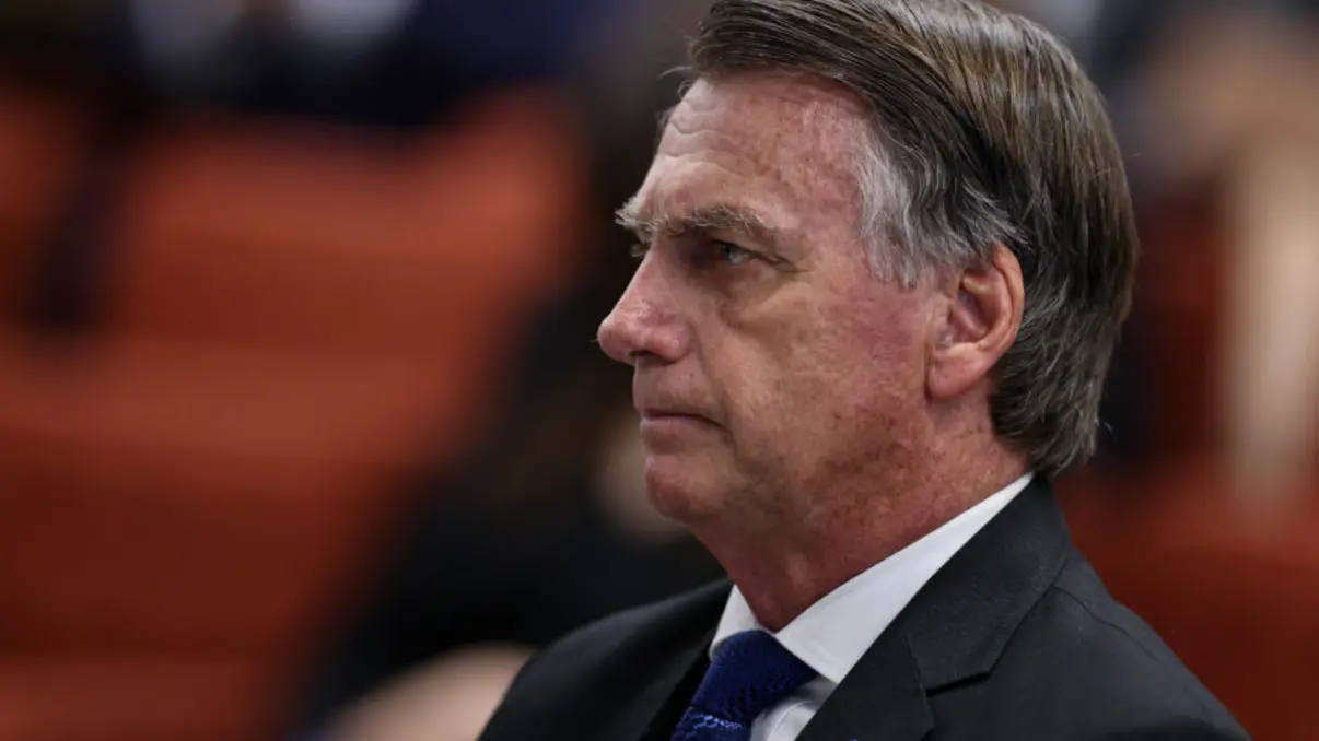 Ex-presidente Jair Bolsonaro recebeu alta após internação por vômitos, desidratação e queda de pressão. Exames revelaram dois carcinomas de células escamosas "in situ" em lesões de pele, que necessitam de acompanhamento médico.
