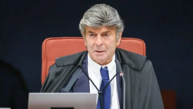 STF julga trama golpista de 8 de janeiro. Ministro Luiz Fux diverge de Moraes e questiona competência do Supremo. PT e políticos de esquerda acusam Fux de traição à democracia.