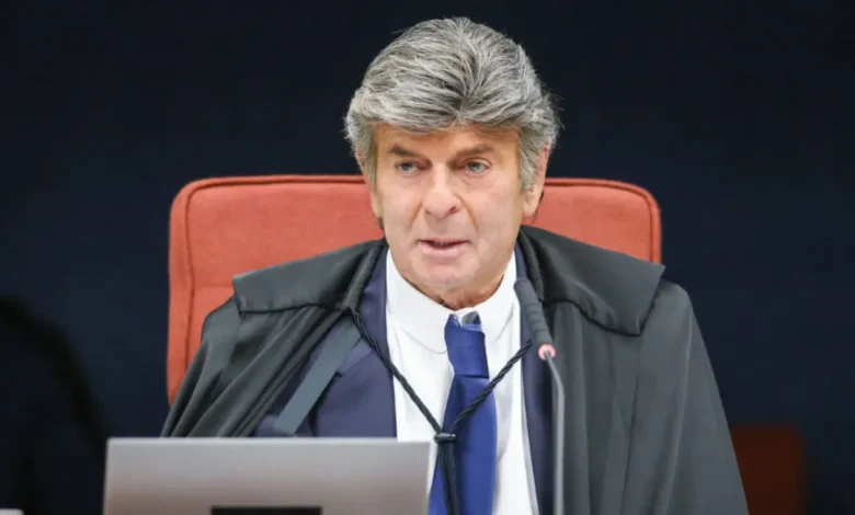 STF julga trama golpista de 8 de janeiro. Ministro Luiz Fux diverge de Moraes e questiona competência do Supremo. PT e políticos de esquerda acusam Fux de traição à democracia.