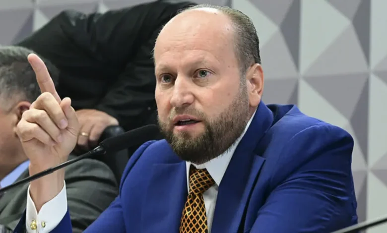 CPMI do INSS questiona advogado Nelson Wilians sobre movimentações financeiras suspeitas. Investigações apontam para descontos ilegais em folhas de pagamento de aposentados e possível participação de Wilians.