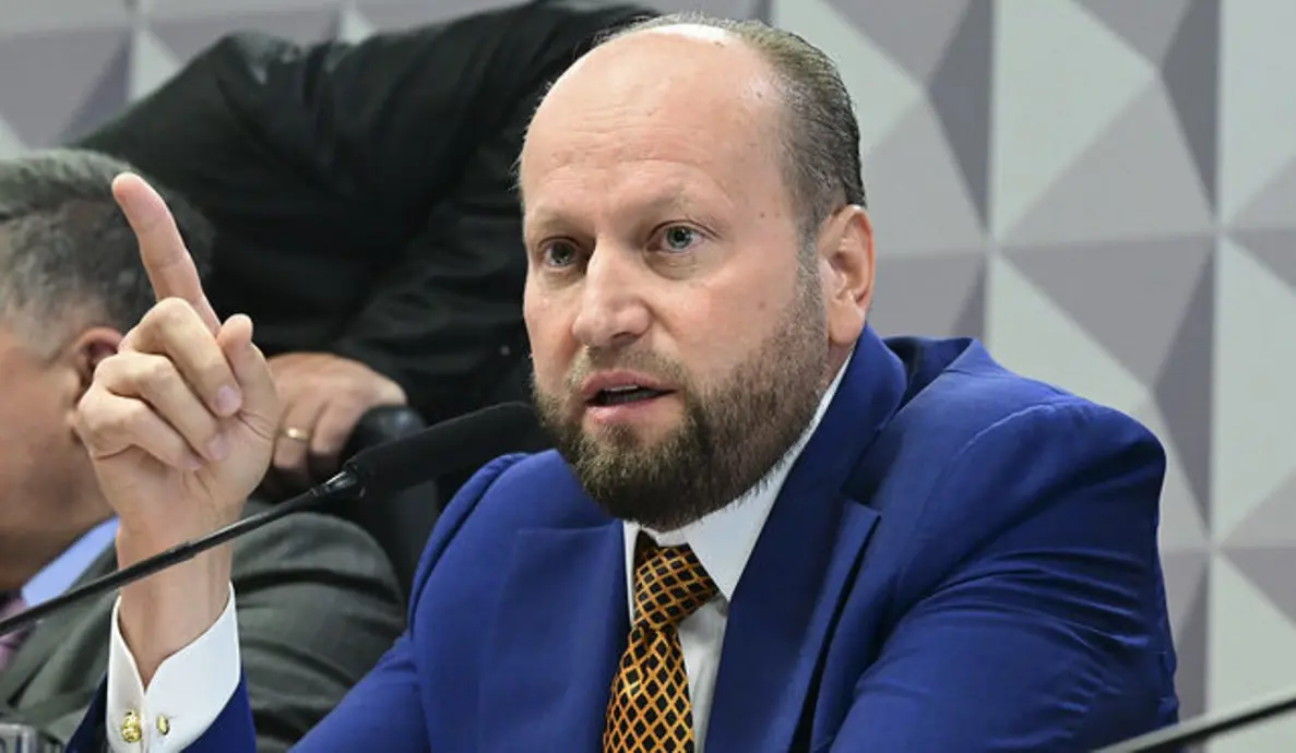 CPMI do INSS questiona advogado Nelson Wilians sobre movimentações financeiras suspeitas. Investigações apontam para descontos ilegais em folhas de pagamento de aposentados e possível participação de Wilians.