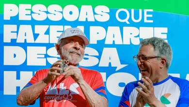 Presidente Lula celebrou os 95 anos do Ministério da Educação com caminhada em Brasília, defendendo a soberania educacional para um Brasil independente. Acompanhado da primeira-dama Janja e de ministros, o percurso de 3km culminou em discurso sobre a importância da educação de qualidade para o país.