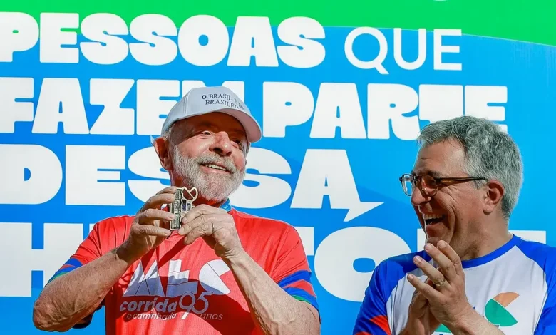 Presidente Lula celebrou os 95 anos do Ministério da Educação com caminhada em Brasília, defendendo a soberania educacional para um Brasil independente. Acompanhado da primeira-dama Janja e de ministros, o percurso de 3km culminou em discurso sobre a importância da educação de qualidade para o país.
