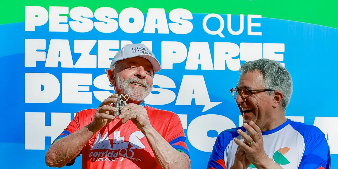 Presidente Lula celebrou os 95 anos do Ministério da Educação com caminhada em Brasília, defendendo a soberania educacional para um Brasil independente. Acompanhado da primeira-dama Janja e de ministros, o percurso de 3km culminou em discurso sobre a importância da educação de qualidade para o país.
