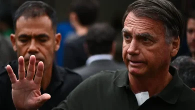 Defesa de Bolsonaro pede autorização para visitas de aliados políticos durante prisão domiciliar, incluindo Valdemar Costa Neto, Rodrigo Valadares e Rogério Marinho. Argumentam que as visitas são de caráter institucional e político.