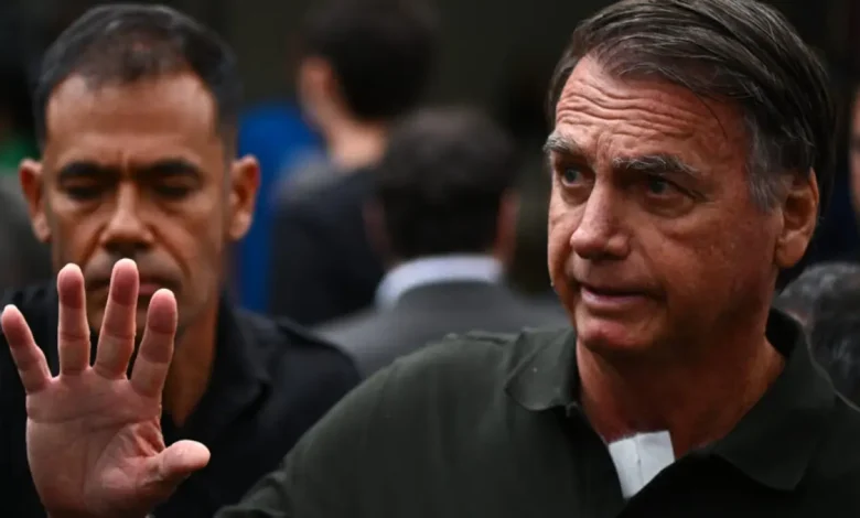 Defesa de Bolsonaro pede autorização para visitas de aliados políticos durante prisão domiciliar, incluindo Valdemar Costa Neto, Rodrigo Valadares e Rogério Marinho. Argumentam que as visitas são de caráter institucional e político.