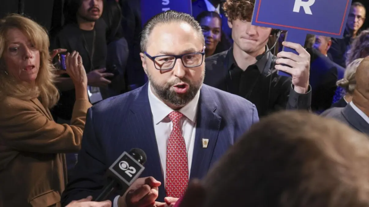 STF ministro Luiz Fux rejeitou acusação de organização criminosa contra Bolsonaro em caso de suposta tentativa de golpe. Jason Miller, estrategista de Donald Trump, comemorou a decisão e criticou Alexandre de Moraes. Julgamento continua com votos de Cármen Lúcia e Cristiano Zanin aguardados.