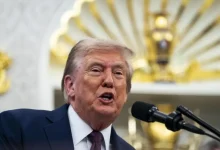 Pressão aumenta sobre democratas americanos com ameaça de shutdown. Trump exige cortes em programas governamentais e acusa o partido opositor de bloquear um acordo.