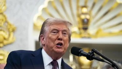 Pressão aumenta sobre democratas americanos com ameaça de shutdown. Trump exige cortes em programas governamentais e acusa o partido opositor de bloquear um acordo.