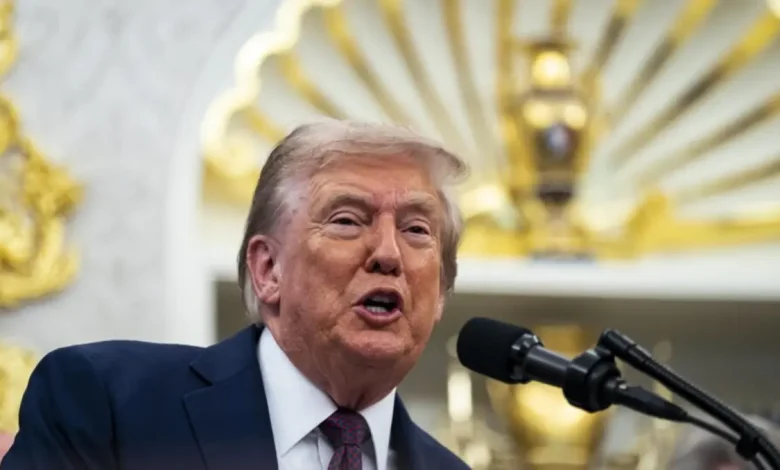 Shutdown Ameaçado: Trump pressiona democratas com cortes em programas governamentais 1 Pressão aumenta sobre democratas americanos com ameaça de shutdown. Trump exige cortes em programas governamentais e acusa o partido opositor de bloquear um acordo.
