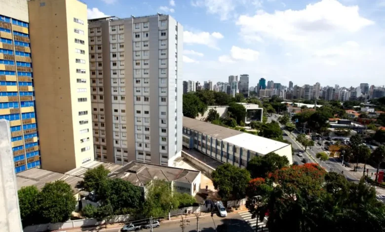 Hospital do Servidor Público de São Paulo: Referência em Cirurgia Masculina Especializada 1 Hospital do Servidor Público de São Paulo referência nacional e internacional em cirurgia especializada masculina. Realiza cerca de 400 procedimentos de reconstrução de uretra por ano. Expertise em urologia e outras áreas, com destaque para a participação em missões humanitárias.