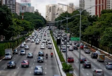 Novo estudo mostra que motoristas com TDAH têm risco duas vezes maior de acidentes. Comportamentos de risco ao volante, como ultrapassagens imprudentes, aumentam a probabilidade de colisões. Medidas preventivas e conscientização são cruciais para a segurança no trânsito.