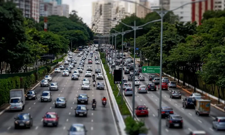 Novo estudo mostra que motoristas com TDAH têm risco duas vezes maior de acidentes. Comportamentos de risco ao volante, como ultrapassagens imprudentes, aumentam a probabilidade de colisões. Medidas preventivas e conscientização são cruciais para a segurança no trânsito.