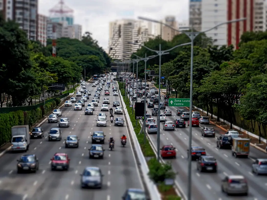 Novo estudo mostra que motoristas com TDAH têm risco duas vezes maior de acidentes. Comportamentos de risco ao volante, como ultrapassagens imprudentes, aumentam a probabilidade de colisões. Medidas preventivas e conscientização são cruciais para a segurança no trânsito.