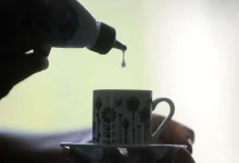 Nova pesquisa revela associação entre adoçantes artificiais e declínio cognitivo acelerado. Estudo de 8 anos com 12 mil participantes mostra risco de 62% maior para quem consome mais adoçante.