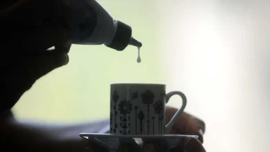 Nova pesquisa revela associação entre adoçantes artificiais e declínio cognitivo acelerado. Estudo de 8 anos com 12 mil participantes mostra risco de 62% maior para quem consome mais adoçante.