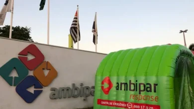 Justiça do Rio fixa dívida da Ambipar em US$ 550 milhões, considerando contratos de swap. Decisão garante que a empresa possa continuar suas operações enquanto a questão é analisada.