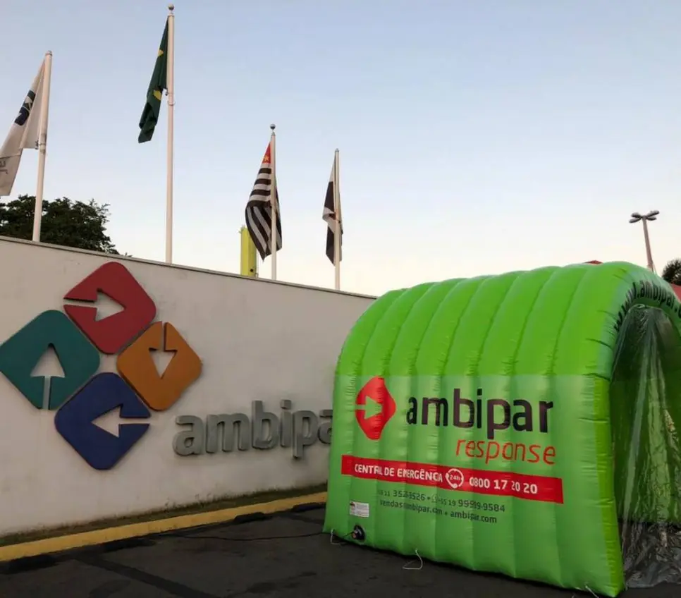 Justiça do Rio fixa dívida da Ambipar em US$ 550 milhões, considerando contratos de swap. Decisão garante que a empresa possa continuar suas operações enquanto a questão é analisada.